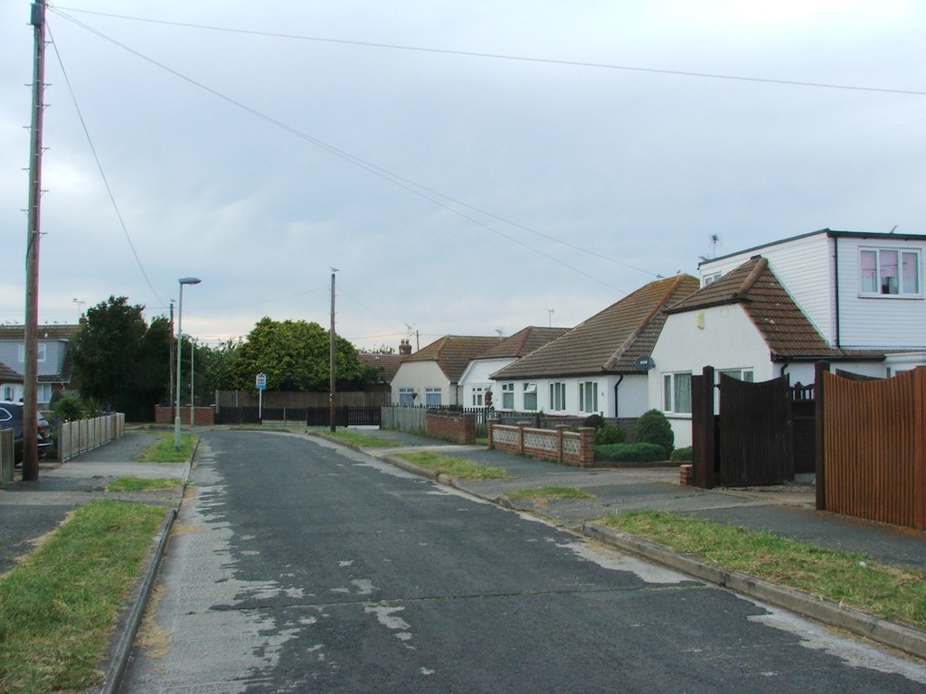 russell-drive-swalecliffe-chris-whippet-geograph-britain-and-ireland