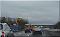 SP5968 : M1, southbound approaching Watford Gap Services by N Chadwick