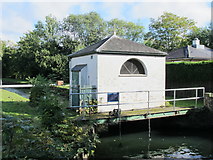 TQ3295 : Sluice House on the New River just north of Bush Hill Road, N21 by Mike Quinn