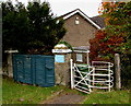 Kissing gate at the southern entrance to Amberley Ridge, Houndscroft