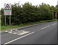 SZ5990 : Oncoming vehicles in middle of road sign, Smallbrook Lane near Ryde by Jaggery