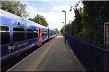 SU3867 : Train at Kintbury Station by N Chadwick