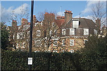 TQ2777 : View of a house on Swan Walk from the Chelsea Embankment by Robert Lamb