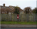 Elizabeth II postbox on Station Road, Crossgates