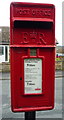 TA0288 : Close up, Elizabeth II postbox on Laughton Avenue, Scarborough by JThomas