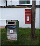 TA0881 : Elizabeth II postbox on Main Street, Gristhorpe by JThomas