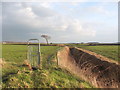 Gated path between Dairy Farm Road and Inglenook Farm