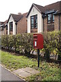 Elizabeth II postbox on Cotton End Road, Exning