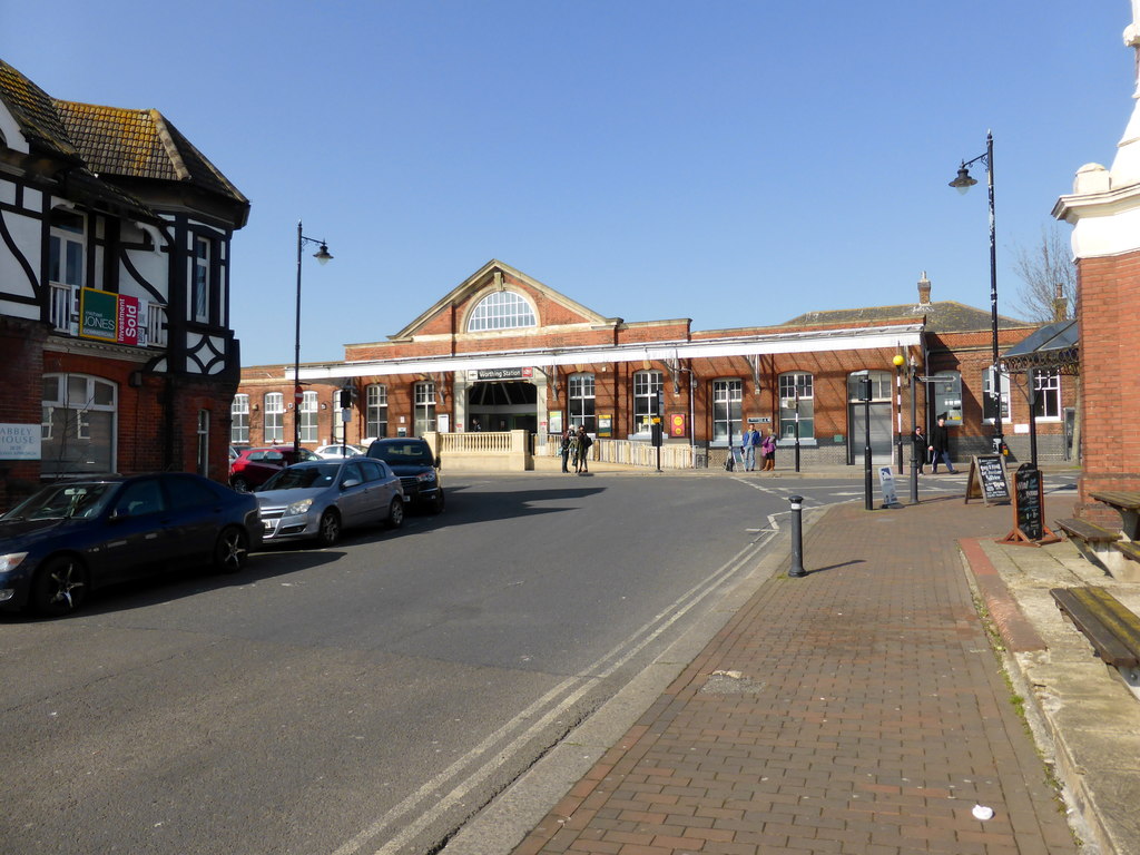 Worthing Station © PAUL FARMER :: Geograph Britain and Ireland