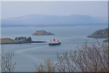 NM8530 : Ferry leaving Oban by Jim Barton