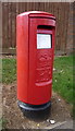 Elizabeth II postbox on Kimbolton Crescent