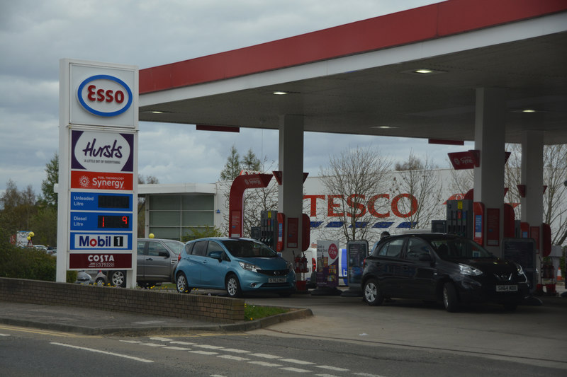 a-tesco-petrol-station-camberley-hi-res-stock-photography-and-images