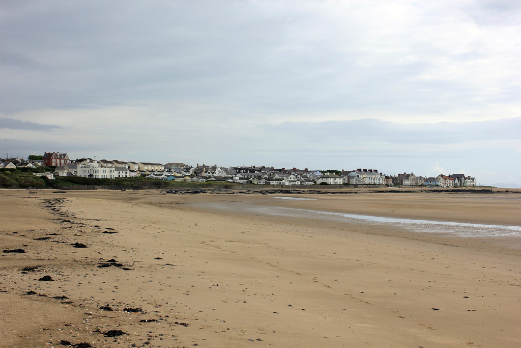 Rhosneigr from Traeth Crigyll © Jeff Buck :: Geograph Britain and Ireland