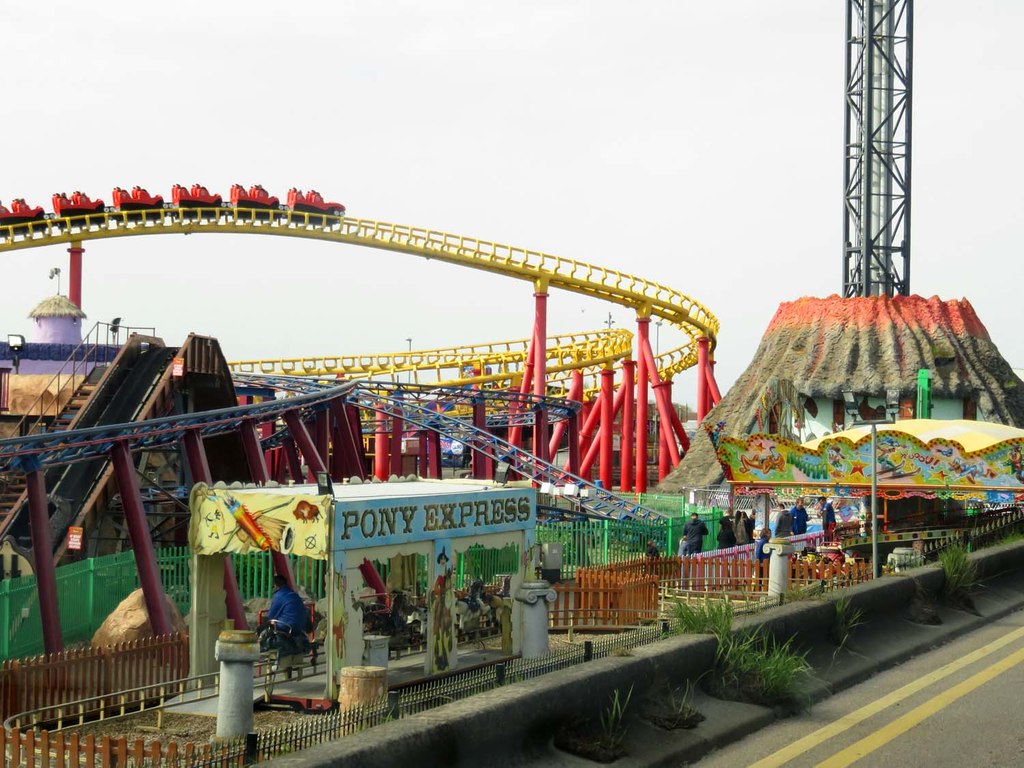 fantasy-island-in-ingoldmells-steve-daniels-geograph-britain-and