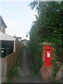 Redhill: footpath O13 to Pine Vale Crescent