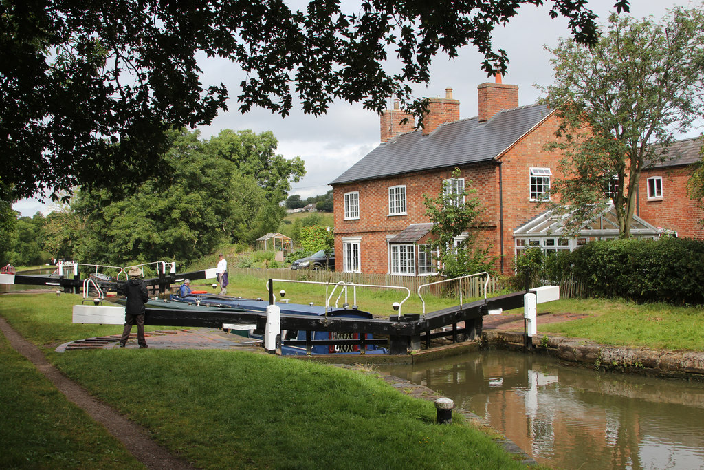 Lock at Grand Union Canal and Oxford... © Oast House Archive ...