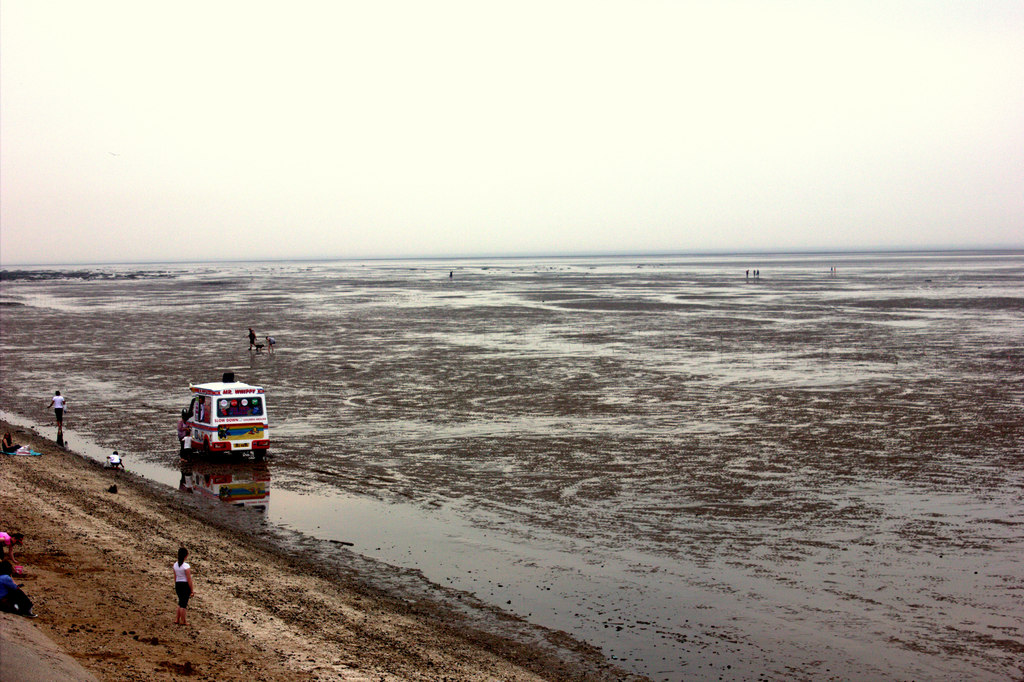 southport-beach-low-tide-robert-eva-geograph-britain-and-ireland