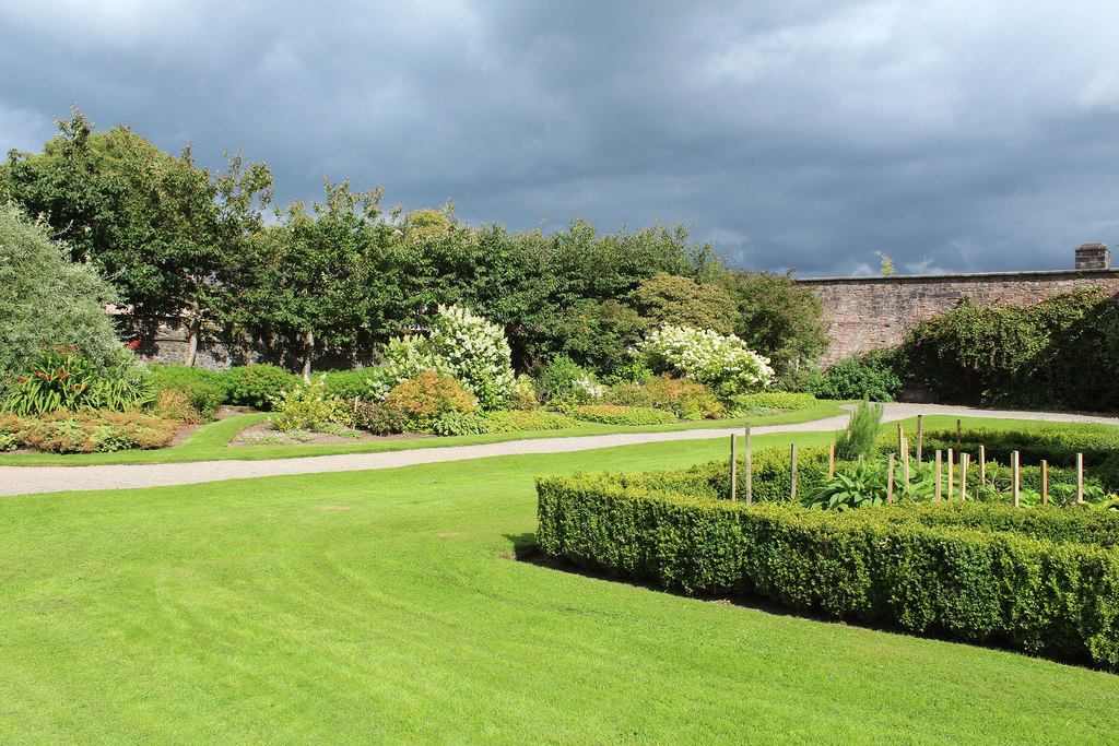 Drumlanrig Castle Gardens © Billy McCrorie :: Geograph Britain and Ireland