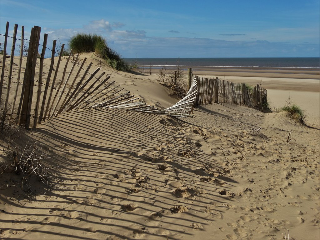 Dune fencing by the sandy path to Mad... © Neil Theasby :: Geograph ...