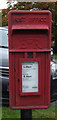 Close up, Elizabeth II postbox near the Three Greyhounds Inn