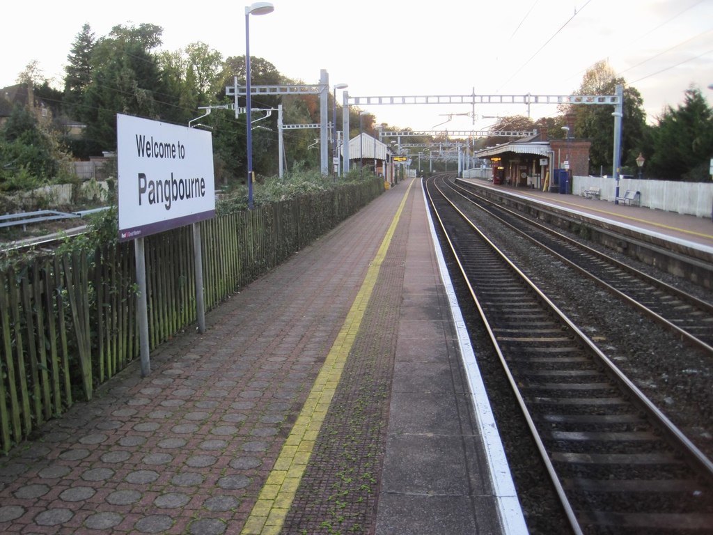 Pangbourne railway station, Oxfordshire © Nigel Thompson Geograph