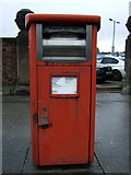 SJ4167 : Elizabeth II postbox on Station Road, Chester by JThomas