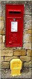SP0937 : Queen Elizabeth II postbox in a Leamington Road wall, Broadway by Jaggery