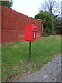 Elizabeth II postbox on Leicester Road, Shilton