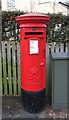 Elizabeth II postbox on Green End Road