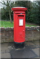 Elizabeth II postbox on Upper High Street, Earl Shilton