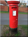 Elizabeth II postbox on Camborne Drive, Horeston Grange