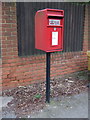 Elizabeth II postbox on Lower Luton Road, The Folly