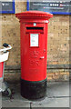 SE5951 : Elizabeth II postbox, York Railway Station by JThomas