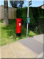 ST2694 : Queen Elizabeth II pillarbox, Ty Canol Way, Cwmbran by Jaggery