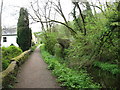 Walking east beside the (disused) Thames and Severn Canal