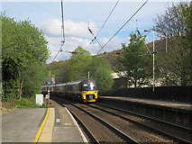 SE0641 : Skipton train entering Keighley station by Stephen Craven