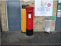 TL5479 : Elizabeth II postbox on Ely Railway Station by JThomas