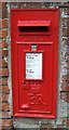 Elizabeth II postbox on Pople Street, Wymondham,