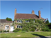 TQ9017 : Rose-covered house in Winchelsea by Marathon