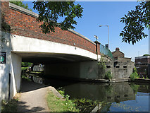 TQ0483 : The Rockingham Road bridge (no.186) over the Grand Union Canal - and WW2 pillbox by Mike Quinn