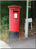 TQ4092 : Elizabeth II postbox on High Elms, Woodford Green by JThomas
