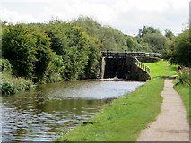 SD5109 : Lock gate on the Leeds and Liverpool canal by philandju