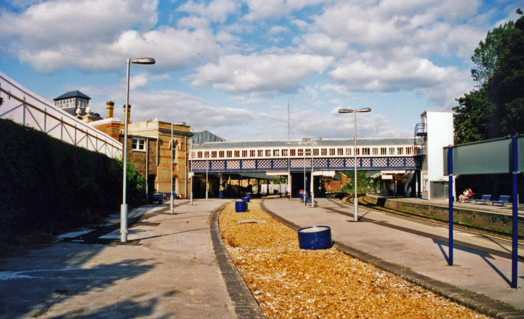 Lewes Station 2000 NW Towards London Ben Brooksbank Geograph   5498287 3fcfc296 1024x1024 