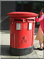 TQ3083 : Double aperture Elizabeth II postbox on Pentonville  Road, London N1 by JThomas