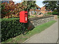 Elizabeth II postbox on Raynham Road, Hempton