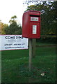 TF6738 : Elizabeth II postbox on Hunstanton Road, Heacham by JThomas