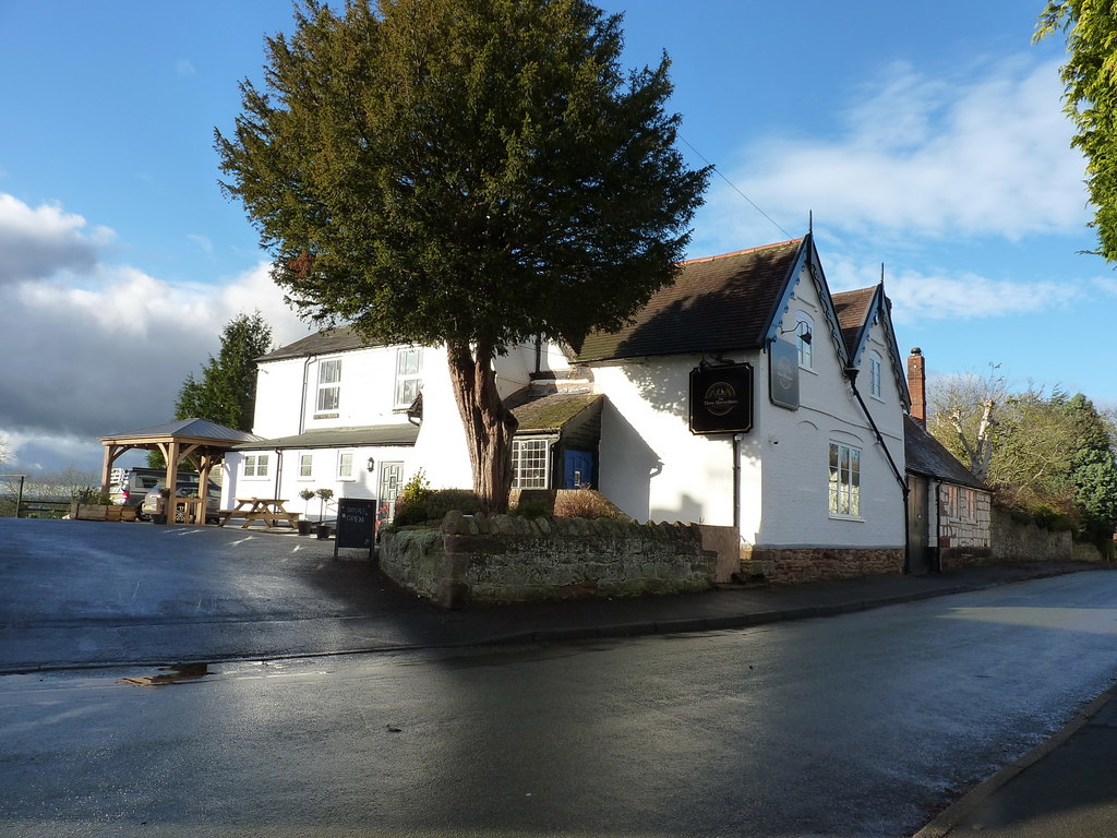 The Three Horseshoes pub © Richard Law :: Geograph Britain and Ireland