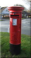 TA2048 : Elizabeth II postbox on St Nicholas Drive, Hornsea by JThomas