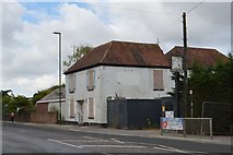 SU8606 : Derelict pub, Broyle Rd by N Chadwick