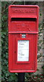 TA0028 : Close up, Elizabeth II postbox on Main Street, Swanland by JThomas